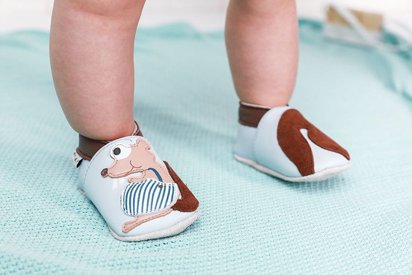 Apprendre à bébé à bien marcher avec des chaussures de qualité